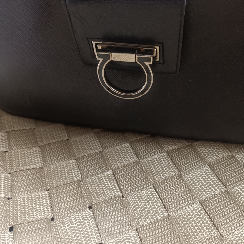 Salvatore Ferragamo Black Shoulder Bag with Sleek Design and Metal Clasp - Picture 4 of 6